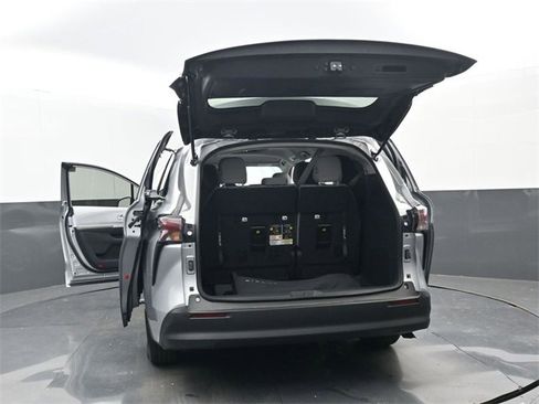 Used 2025 Toyota Sienna LE image 35