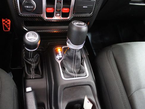 Used 2020 Jeep Wrangler Unlimited Sahara w/ Uconnect 4C Nav & Sound Group AWD/4WD image 32