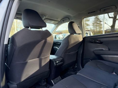 Used 2023 Toyota Highlander LE image 17