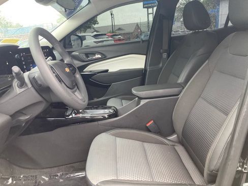 Used 2025 Chevrolet Trax LT FWD image 3