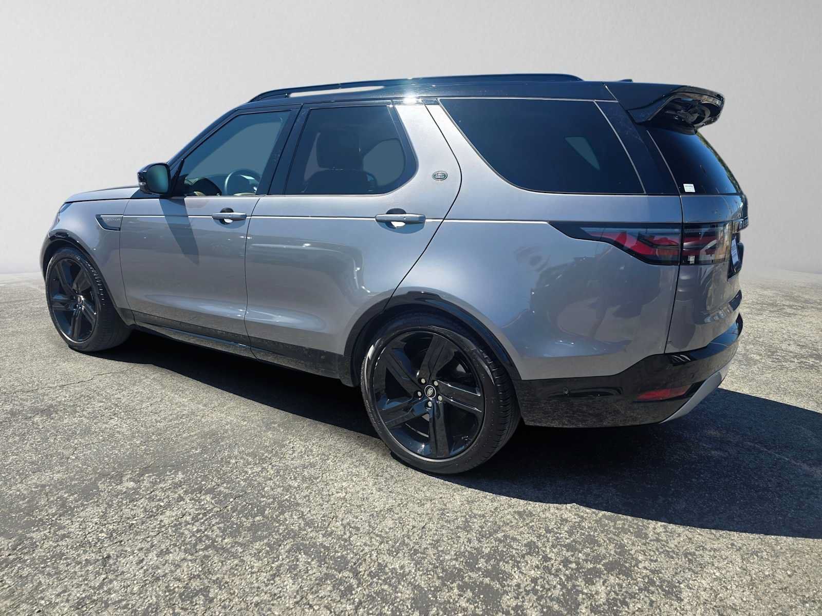 Used 2025 Land Rover Discovery Metropolitan Edition AWD/4WD image 3