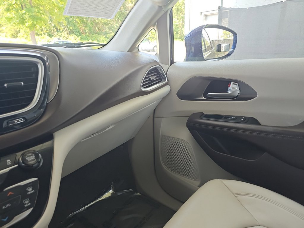 Used 2018 Chrysler Pacifica Touring-L Plus w/ Advanced Safetytec Group FWD image 30