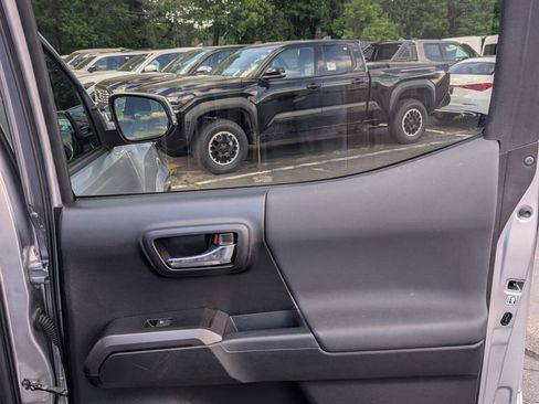 Used 2018 Toyota Tacoma TRD Sport w/ Exterior Package AWD/4WD image 16