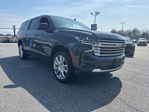 Used 2022 Chevrolet Suburban High Country image 3
