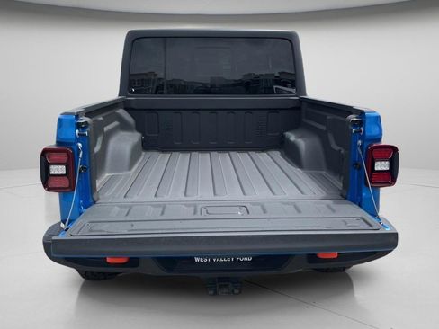 Used 2025 Jeep Gladiator Mojave w/ Convenience Group AWD/4WD image 8