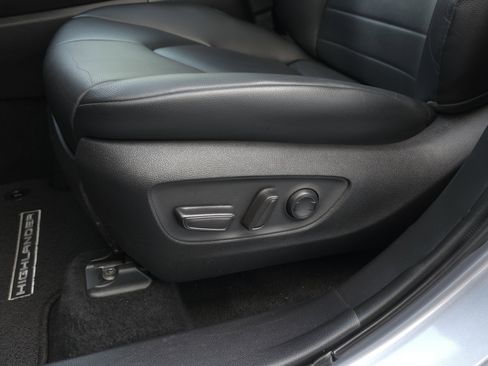 Used 2021 Toyota Highlander XLE image 11