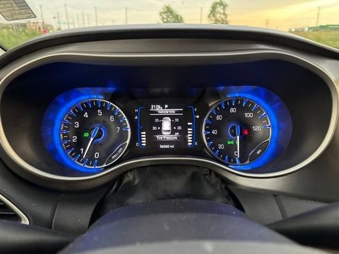 Used 2020 Chrysler Pacifica Touring w/ Cold Weather Group FWD image 7