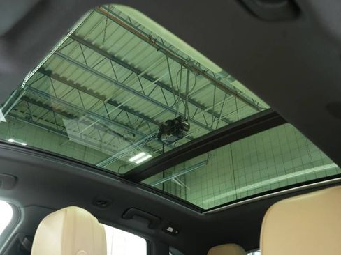 Certified 2025 Porsche Macan image 36