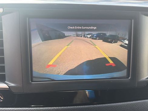 Used 2023 Chrysler Voyager LX image 17