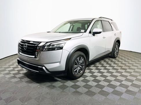 Used 2024 Nissan Pathfinder SV image 4