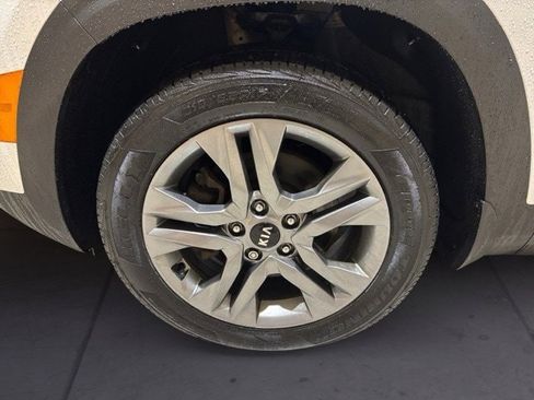 Certified 2021 Kia Seltos LX image 9