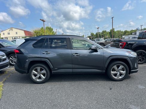 Used 2019 Toyota RAV4 Limited w/ Carpet Mat Package AWD/4WD image 4