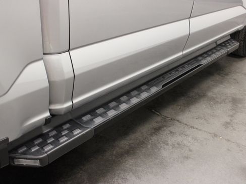 Used 2022 Ford F150 Lightning XLT AWD/4WD image 10
