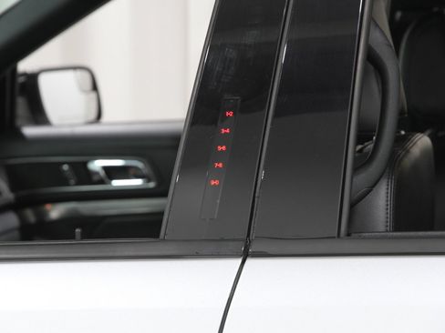 Used 2018 Ford Explorer XLT w/ Equipment Group 202A image 4