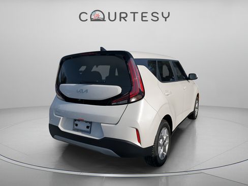 Used 2025 Kia Soul LX w/ LX Technology Package FWD image 5