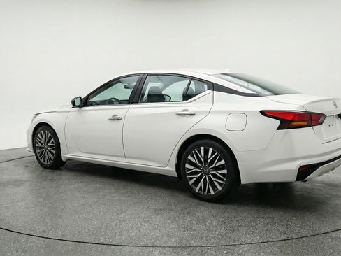 Used 2025 Nissan Altima 2.5 SV FWD image 6