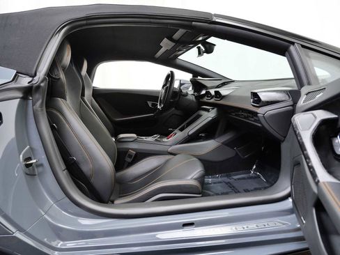 Used 2021 Lamborghini Huracan EVO image 16