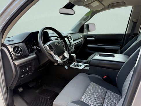 Used 2020 Toyota Tundra SR5 w/ SR5 Convenience Package AWD/4WD image 4