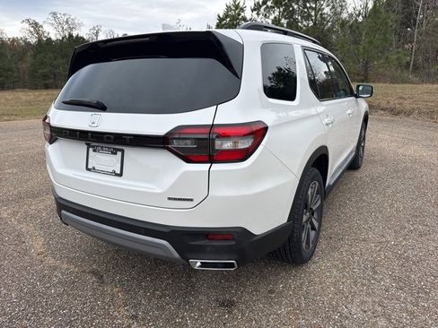 New 2025 Honda Pilot Touring image 3
