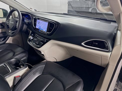 Used 2023 Chrysler Pacifica Touring-L FWD image 37