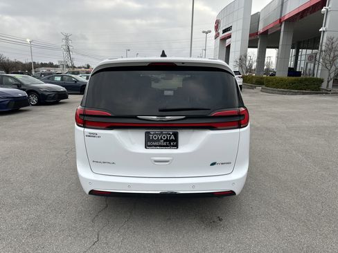 Used 2023 Chrysler Pacifica Touring-L image 6