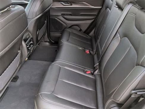 Used 2023 Jeep Grand Cherokee Limited image 20