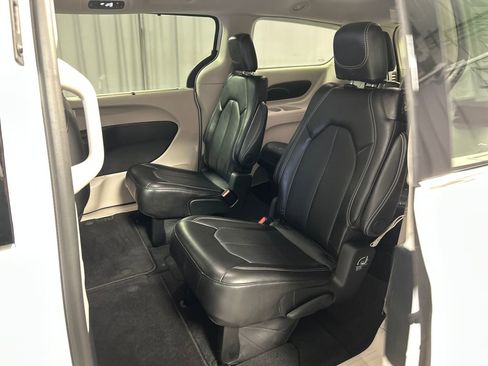 Used 2024 Chrysler Pacifica Touring-L FWD image 23