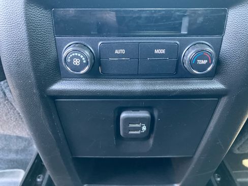Used 2022 Chevrolet Traverse LT FWD image 34