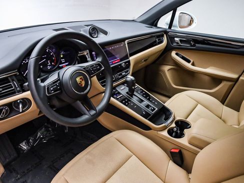 Certified 2025 Porsche Macan image 4