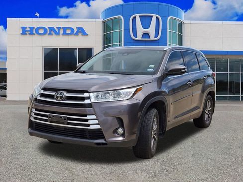Used 2019 Toyota Highlander XLE AWD/4WD image 6