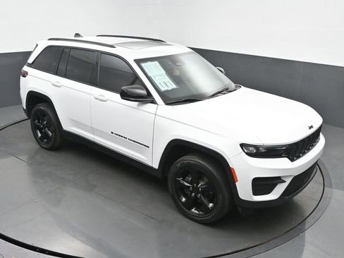 Used 2023 Jeep Grand Cherokee Altitude AWD/4WD image 42