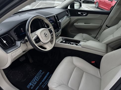 Used 2023 Volvo XC60 B5 Core image 10