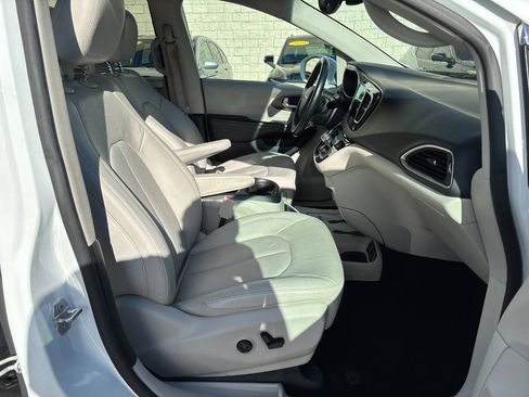 Used 2019 Chrysler Pacifica Touring-L Plus w/ Advanced Safetytec Group FWD image 20