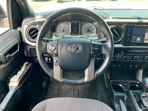Used 2017 Toyota Tacoma TRD Off-Road AWD/4WD image 12