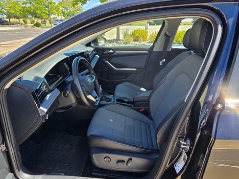Used 2025 Volkswagen Jetta SE w/ Sunroof Package FWD image 13