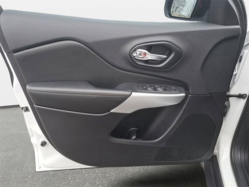 Certified 2022 Jeep Cherokee Latitude w/ Sun & Sound Group image 26