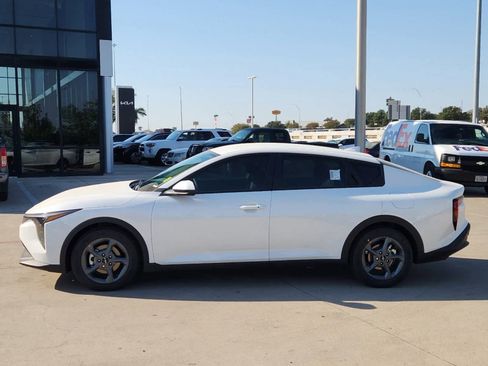 New 2025 Kia K4 LXS image 3