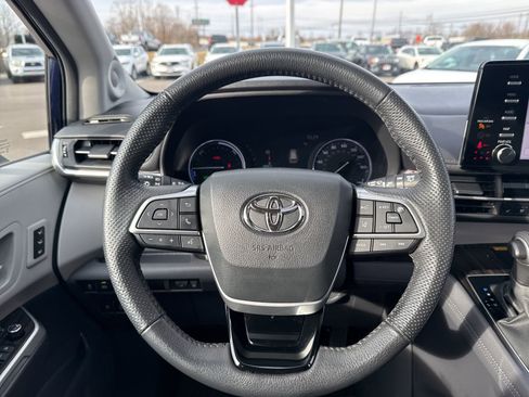 Used 2023 Toyota Sienna Limited image 18