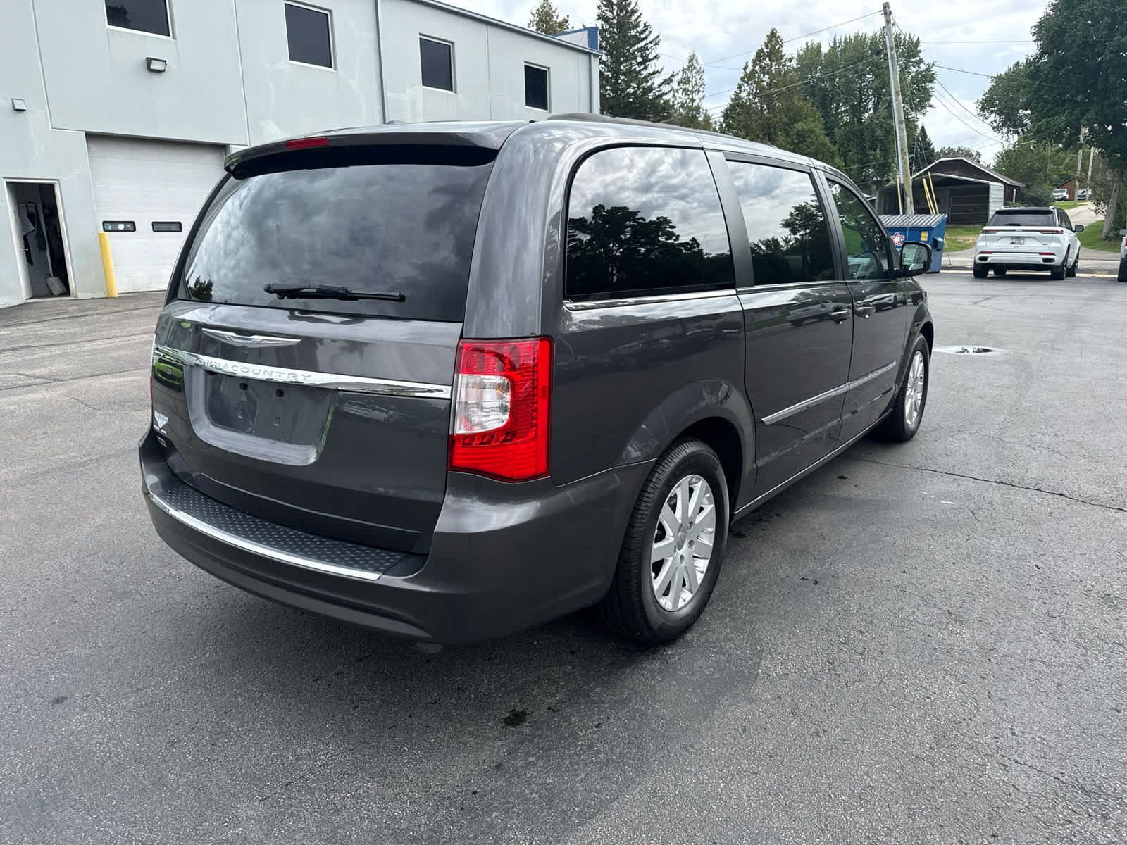 Used 2016 Chrysler Town & Country Touring FWD image 3