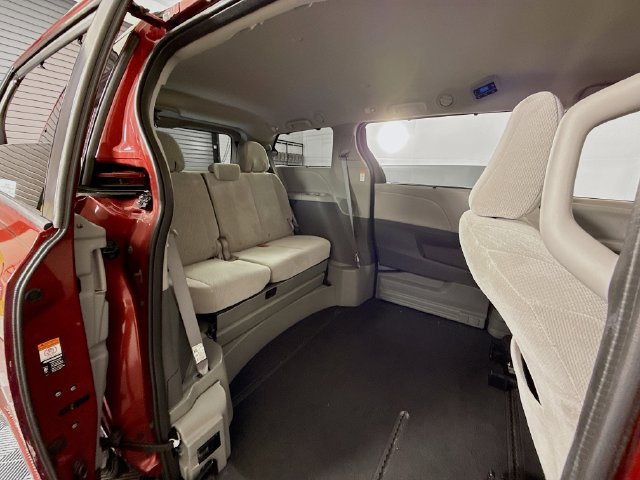Used 2017 Toyota Sienna LE FWD image 26