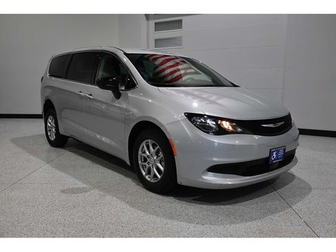 Used 2024 Chrysler Voyager LX FWD image 3