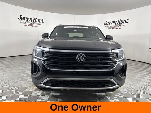 Used 2024 Volkswagen Atlas Cross Sport SE w/ Panoramic Sunroof Package FWD image 3