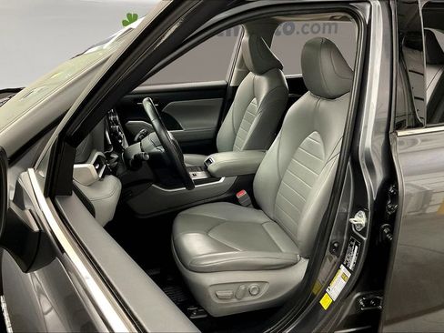 Used 2021 Toyota Highlander XLE image 27