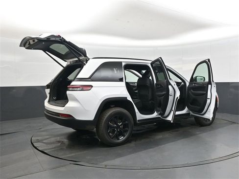 New 2025 Jeep Grand Cherokee Laredo image 46