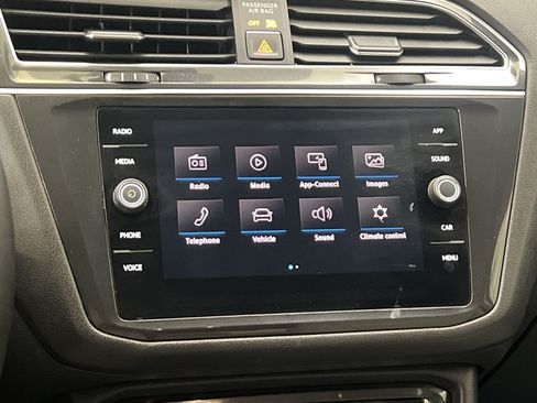 Used 2018 Volkswagen Tiguan SE AWD/4WD image 18