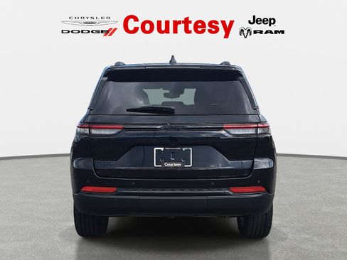 Certified 2023 Jeep Grand Cherokee Altitude AWD/4WD image 5