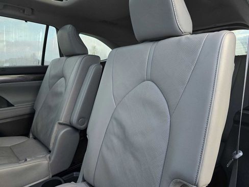Used 2024 Toyota Highlander Platinum image 21