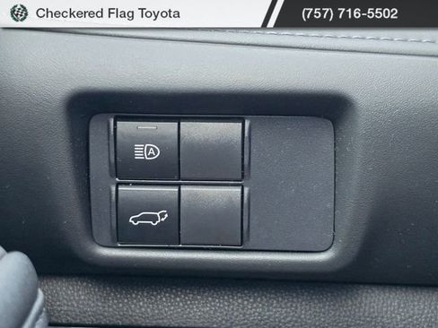 Used 2021 Toyota Highlander LE AWD/4WD image 10