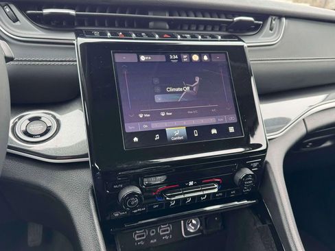 Used 2023 Jeep Grand Cherokee Laredo image 27