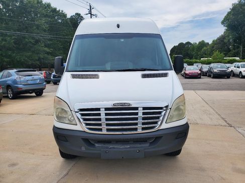 Used 2012 Freightliner Sprinter 2500 RWD image 2